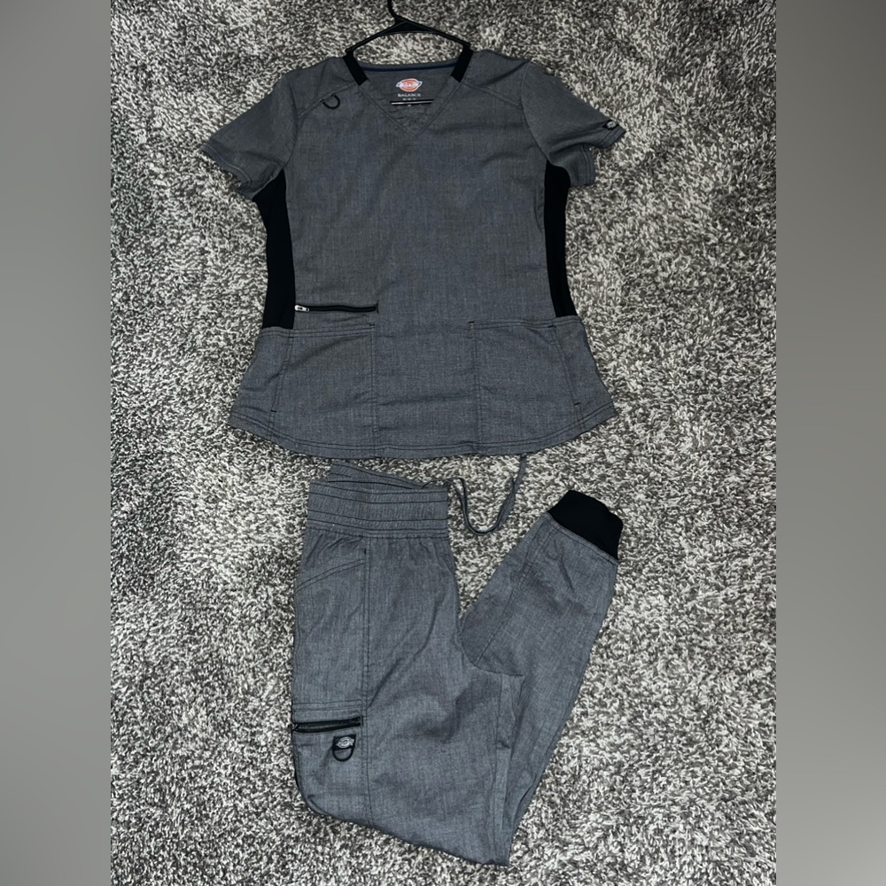 DICKES JOGGER SCRUB SET. Size Medium. Grey. Great condition.